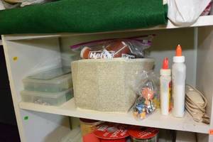 lot 167 image: CONTENTS OF SHELF - MISC ART SUPPLIES