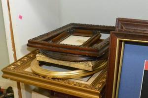 lot 185 image: LOT OF DIFFERENT SIZE AND SHAPE PICTURE FRAMES