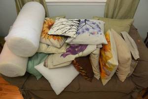 lot 193 image: HUGE LOT OF DECORATIVE THROW PILLOWS