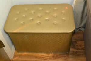 lot 195 image: VINTAGE PEARL WICK STORAGE HASSOCK - STILL HAS ORIGINAL TAG INSIDE