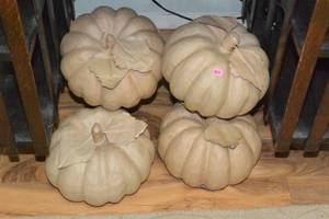 lot 210 image: 4 LARGE PUMPKINS - READY TO BE PAINTED