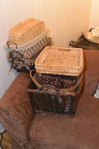 lot 222 image: LOT OF SQUARE AND RECTANGLE WICKER BASKETS