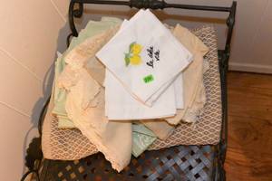 lot 226 image: LOT OF VINTAGE CLOTH NAPKINS AND TABLE DOILIES