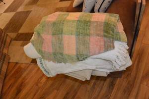 lot 227 image: STACK OF VARIOUS QUILTS AND BLANKETS