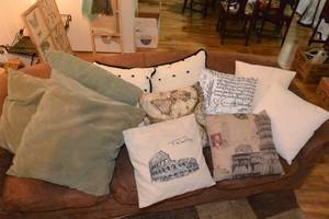 lot 231 image: THROW PILLOW LOT - TOTAL OF 11 VARIOUS PILLOWS