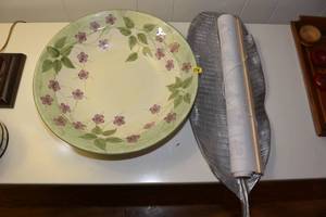 lot 238 image: LARGE ROUND FLORAL PATTERN SERVING PLATE, LARGE SILVER LEAF SERVING PLATTER