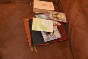 lot 252 image: LOT OF RELIGIOUS ITEMS