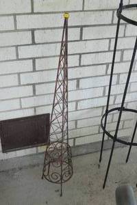 lot 262 image: METAL PLANT TRELLIS