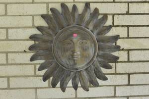lot 263 image: FUN SMILING SUN WALL DECOR