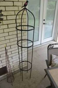 lot 264 image: PLASTIC PLANT CLIMBING TRELLIS WITH BIRD TOPPER
