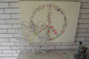lot 266 image: NICE WALL HANGING LOT - FLORAL PEACE SYMBOL & ORNATE METAL WALL HANGER