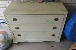 lot 269 image: VINTAGE 3 DRAWER WOOD DRESSER
