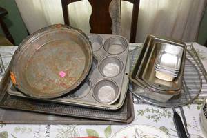 lot 272 image: ASSORTMENT OF METAL BAKING PANS AND MUFFIN TRAYS