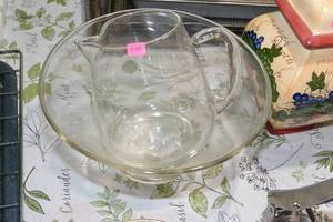lot 274 image: VINTAGE GLASS BOWL AND PITCHER