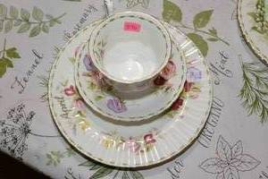 lot 276 image: AMAZING FIND - ROYAL ALBERT 1970 TEACUP, SAUCER, PLATE SET - SWEET PEA $$