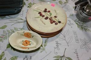 lot 277 image: LOT OF 4 CRATE AND BARREL 7 OLIVE PLATES (MADE IN ITALY) PLUS FLORAL BOWL