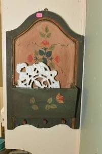 lot 279 image: VINTAGE WOOD MAIL  KEY HOLDER AND VINTAGE CAST IRON KEY HOLDER