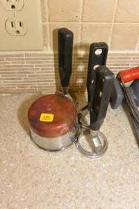 lot 285 image: VINTAGE MEASURING CUP AND 3 RAVIOLI CUTTERS