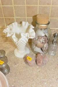 lot 286 image: LOT OF VARIOUS DECORATIVE ITEMS - CHECK OUT THE MILK GLASS VASE