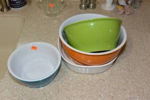 lot 289 image: LOT OF VARIOUS SIZE AND COLOR CERAMIC MIXING BOWLS