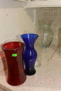 lot 295 image: 7 CLEAR VASES 1 RED AND 1 BLUE VASE - VARIOUS SIZES, ALL ARE GLASS