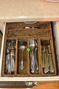 lot 297 image: SET OF SILVERWARE WITH WICKER DRAWER DIVIDER  ORGANIZER
