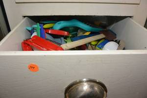 lot 299 image: CONTENTS OF THIS DRAWER - LOTS OF KTCHEN STUFF