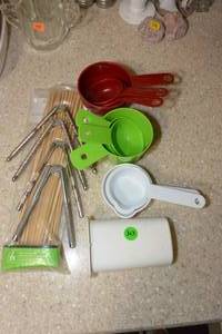 lot 303 image: LOT OF KITCHEN ITEMS INCLUDING 4 VINTAGE NUT CRACKERS
