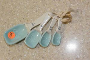lot 304 image: SET OF CERAMIC  MASON JAR MEASURING SPOONS