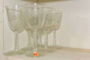 lot 306 image: SET OF BEAUTIFUL WINE GLASSES WITH FROSTED GRAPES