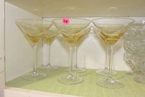 lot 308 image: SET OF 6 MARTINI GLASSES WITH FROSTED ACCENTS AND A YELLOWGOLD COLOR