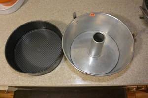 lot 309 image: 2 SPRINGFORM PANS - 1 IS WILTON $