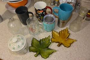 lot 313 image: LOT OF KITCHEN ITEMS INCLUDING 2 VINTAGE LEAF DISHES $