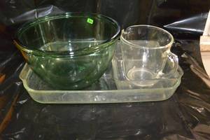 lot 314 image: LOT OF GLASS KITCHEN ITEMS INCLUDING 2 CASSEROLE DISHES AND A MEASURING CUP