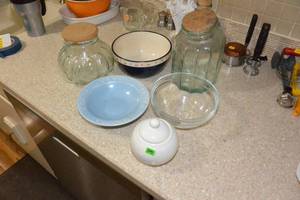 lot 315 image: LOT OF VARIOUS GLASS BOWLS INCLUDING 2 VINTAGE CANDY JARS