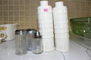 lot 319 image: LOT OF PIZZERIA STYLE PARMESAN CHEESE SHAKERS
