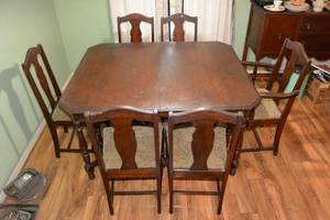 lot 323 image: BIG $ LOT - AMAZING EARLY TWENTIETH CENTURY WALNUT DINING ROOM TABLE WITH SIX CHAIRS