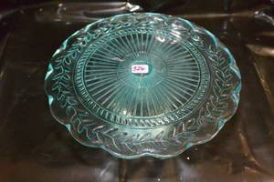 lot 326 image: BEUATIFUL VINTAGE GREEN CAKE STAND (LOVELY COLOR)