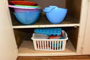 lot 330 image: ASSORTMENT OF KITCHEN SUPPLIES AS SHOWN