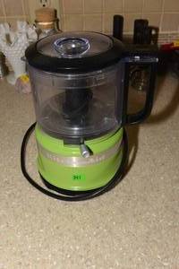 lot 341 image: WORKING VINTAGE LIME GREEN KITCHEN AIDE 3.5 CUP FOOD CHOPPER (MODELKFC3516W)