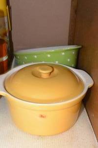 lot 361 image: VINTAGE CERAMIC CASSEROLE DISH WITH LID AND CERAMIC MIXING BOWL