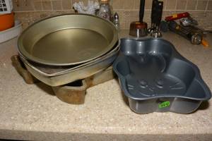 lot 364 image: LOT OF CAKE PANS AND A TEXAS SHAPED CAST IRON PAN