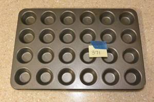 lot 371 image: 2 NON STICK MINI MUFFIN PANS - EACH PAN MAKES 24 MUFFINS (X MONEY)