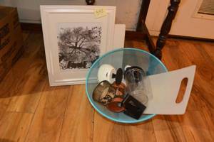 lot 392 image: LOT OF VBARIOUS ITEMS INCLUDING AN OUTDOOR PLATYE COVER AND A FRAMED, MATTED PRINT