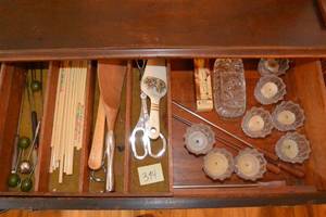 lot 394 image: DRAWER LOT - INCLUDES EVERYTHING IN THE DRAWER