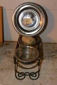 lot 400 image: 2 MED STAINLESS PET WATER  FOOD BOWLS AND 2 SMALL BOWLS WITH STAND