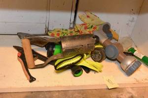 lot 415 image: LOT OF MISCELLANEOUS GARDENING ITEMS