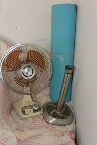 lot 419 image: OSCILLATING DESK FAN AND OTHER ITEMS ON THE SHELF