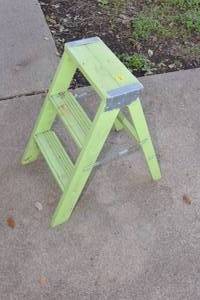 lot 434 image: WOOD STEP LADDER