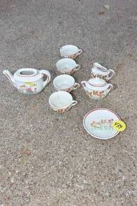 lot 439 image: VINTAGE MINI TEA SET - SEE PICS, A FEW PIECES HAVE CHIPS